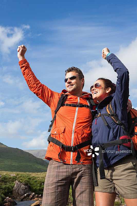 在乡间徒步旅行欢呼微笑的情侣图片素材