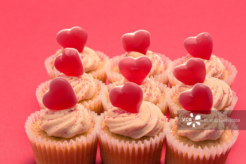 粉色背景上的情人节纸杯蛋糕图片素材