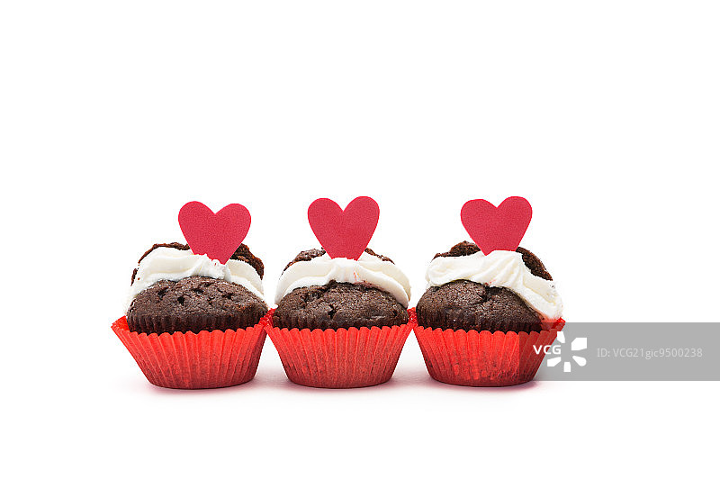 白色背景上的三个情人节巧克力纸杯蛋糕图片素材