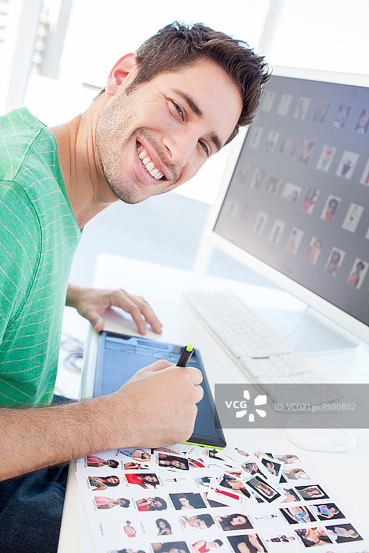 照片编辑在现代办公室使用绘图板工作图片素材