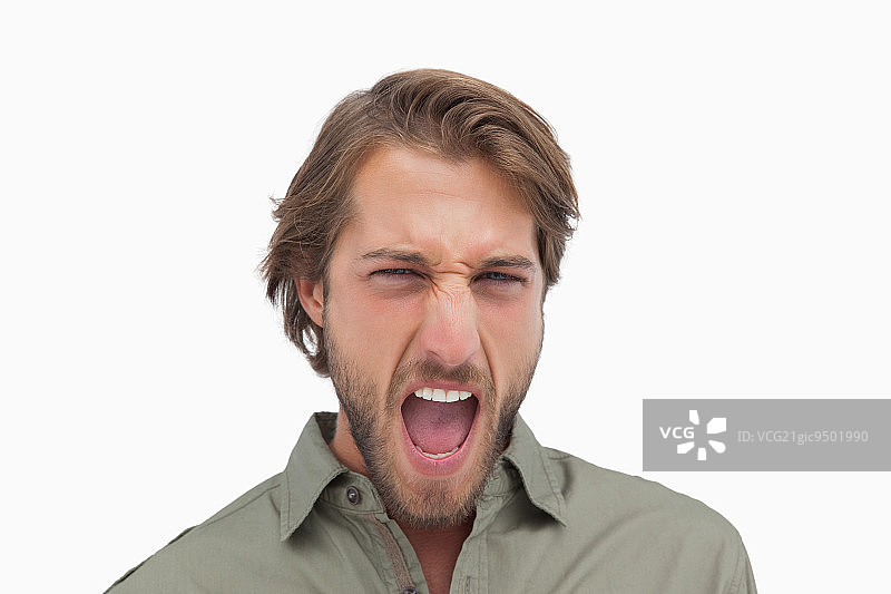男人在白色背景上愤怒地喊叫图片素材