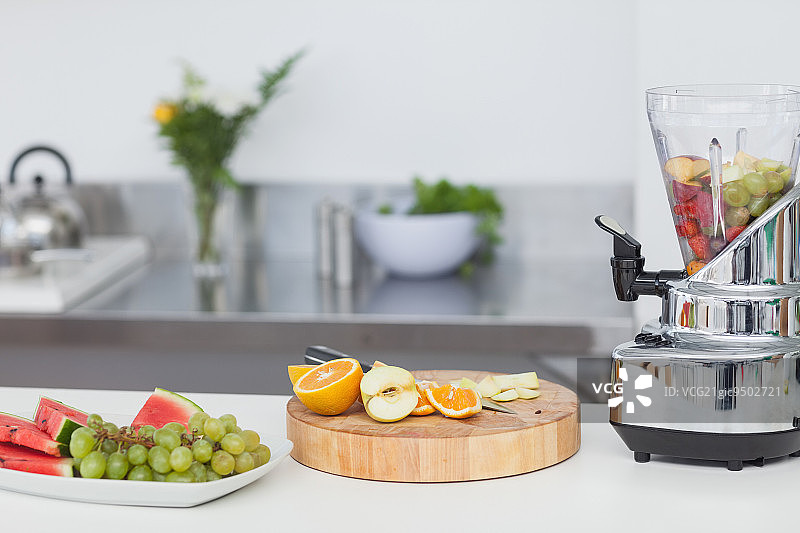 用于制作水果鸡尾酒的什锦水果片图片素材