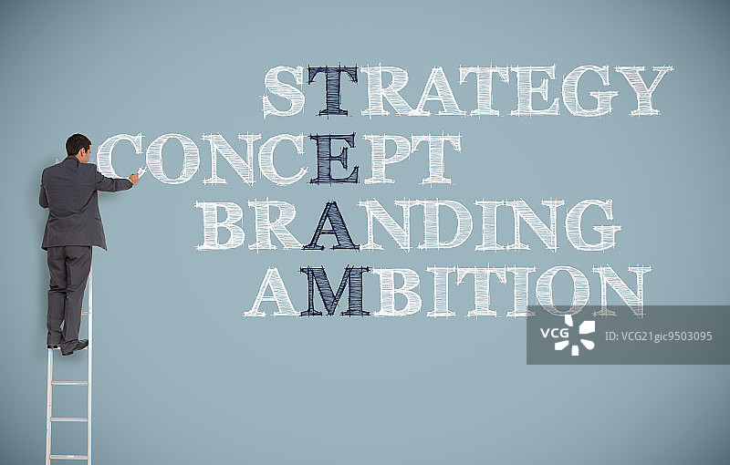 商人借助梯子在灰色墙壁上书写商业术语图片素材