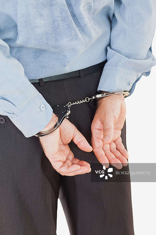 戴手铐商人的背影图片素材