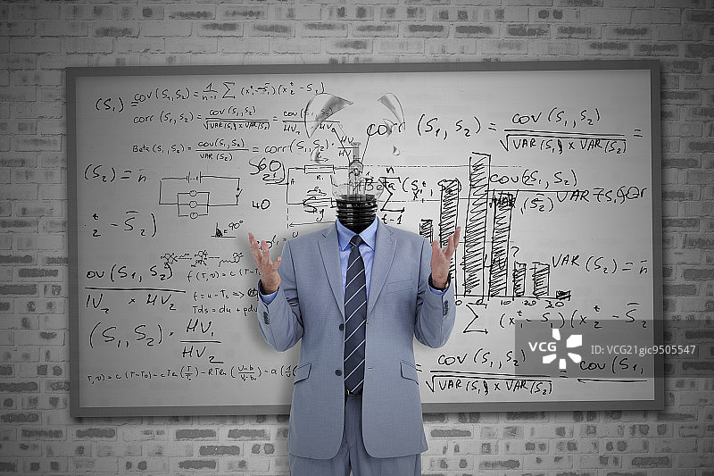 灯泡头商人站在数学白板前提问图片素材