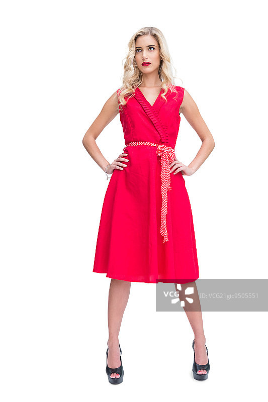 在白色背景下摆姿势的迷人金发女子图片素材