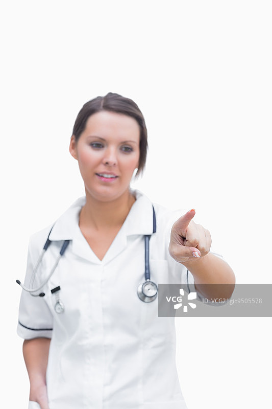 护士指向白色背景上的隐形屏幕图片素材