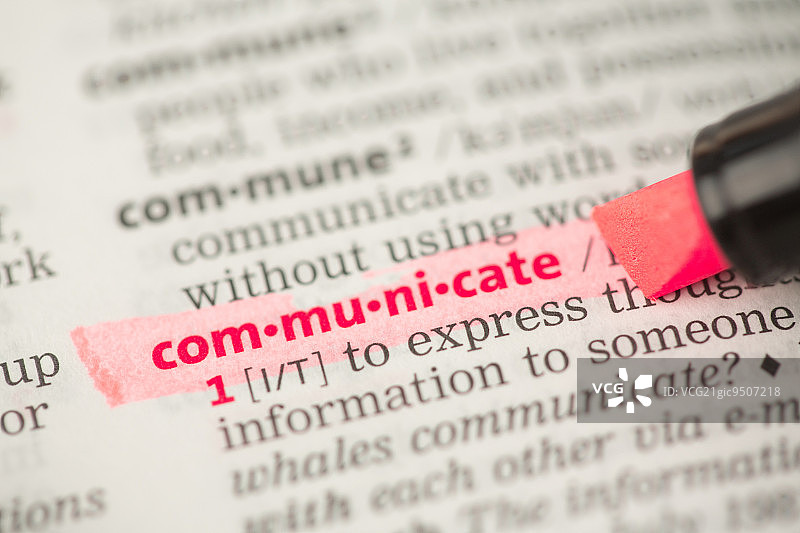 词典中以红色突出显示的沟通定义图片素材