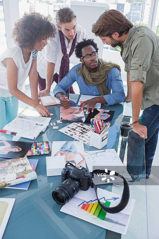 照片编辑在办公室进行头脑风暴图片素材