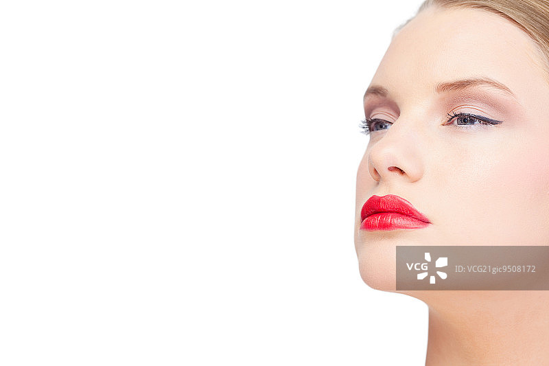 涂着红唇的白人模特在白色背景上图片素材