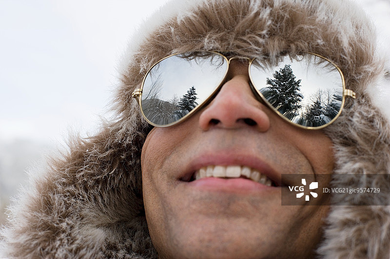 戴着猎鹿帽和太阳镜的男人图片素材