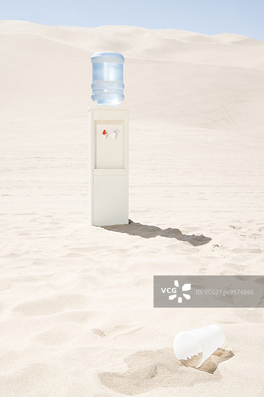 沙漠中的饮水机图片素材