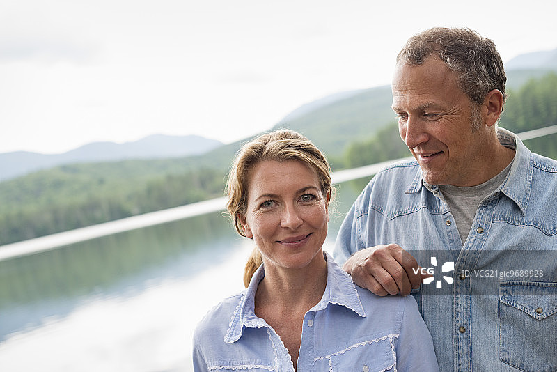 一对站在湖边的中年夫妇图片素材