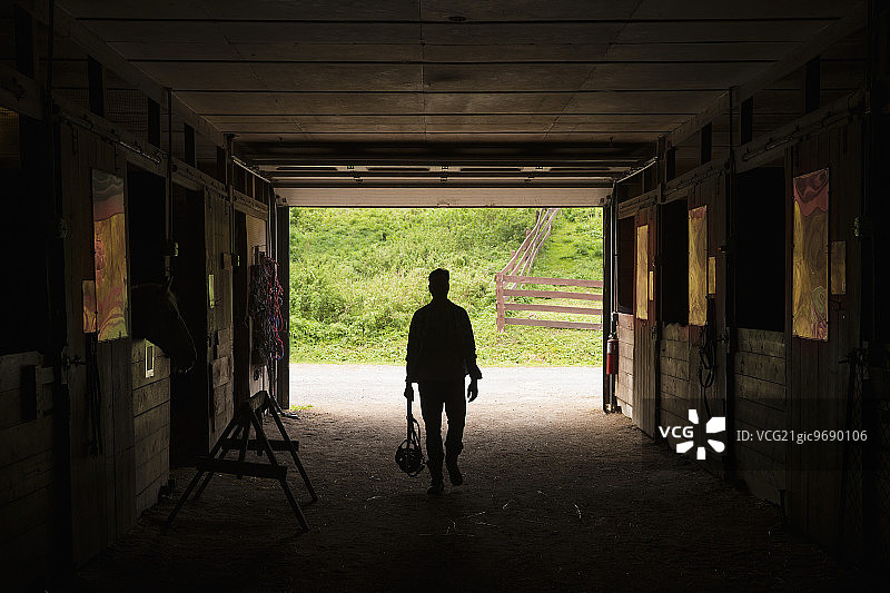 卡茨基尔有机农场，男人在马厩中图片素材