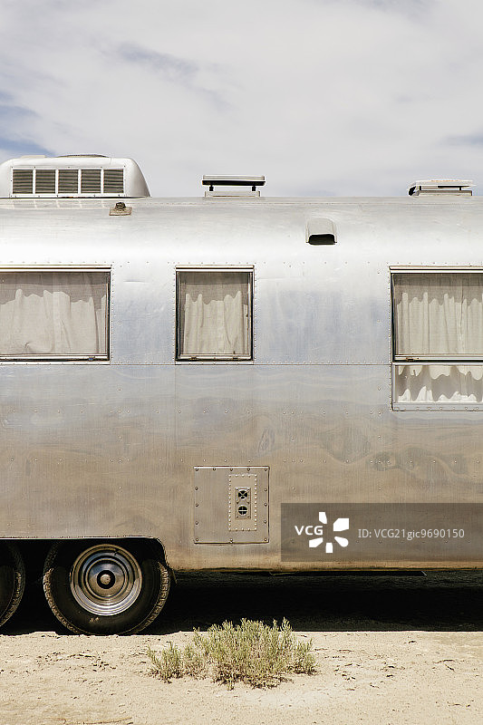 速度周期间停在邦纳维尔盐滩上的复古银色旅行拖车图片素材