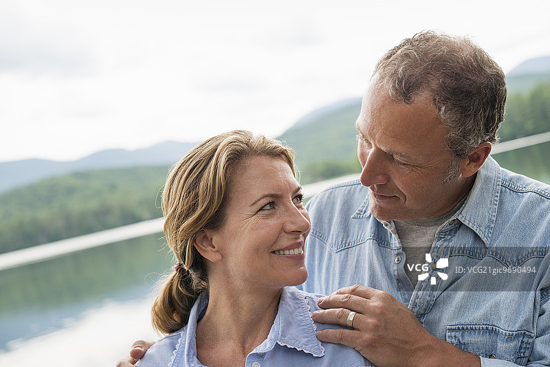 一对站在湖边的中年夫妇图片素材