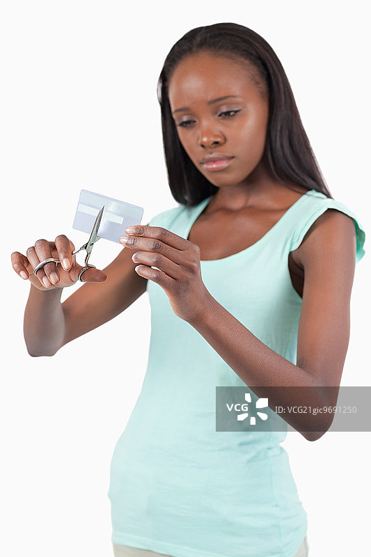 悲伤地剪毁信用卡的女人图片素材