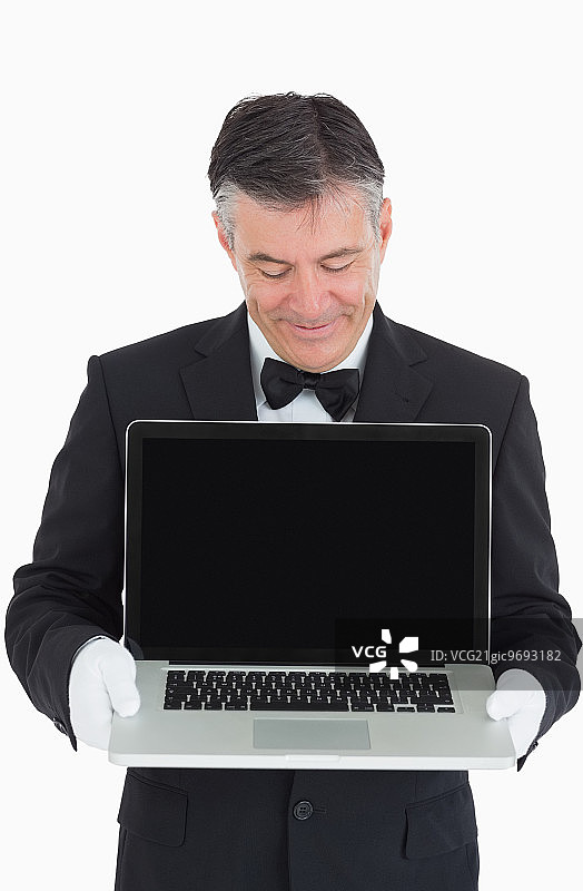 快乐的招待员在镜头前展示笔记本电脑图片素材