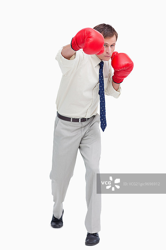 戴拳击手套攻击的商人图片素材