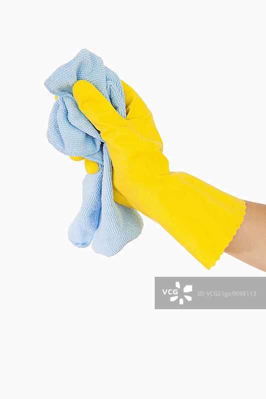 戴黄色手套的手用抹布清洁图片素材