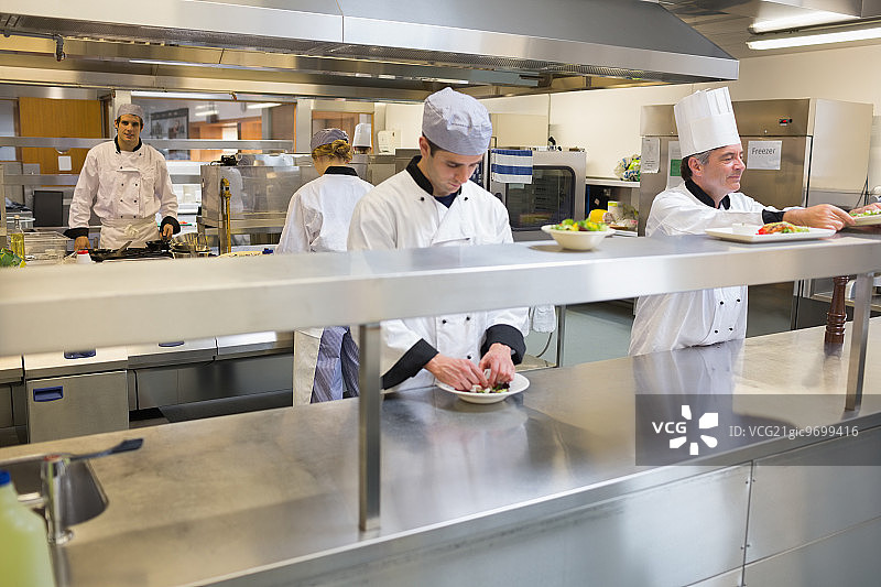厨房里的厨师团队图片素材