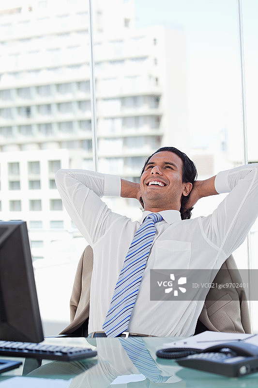 在办公室放松的快乐商人肖像图片素材