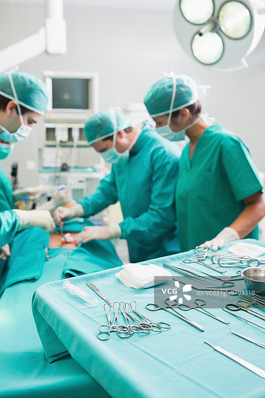 外科医生在医院做手术时的手术器械托盘图片素材