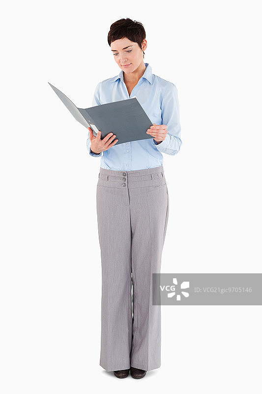 女人看白色背景下的活页夹图片素材