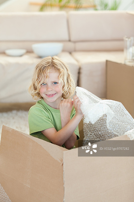 玩纸板箱的小男孩图片素材
