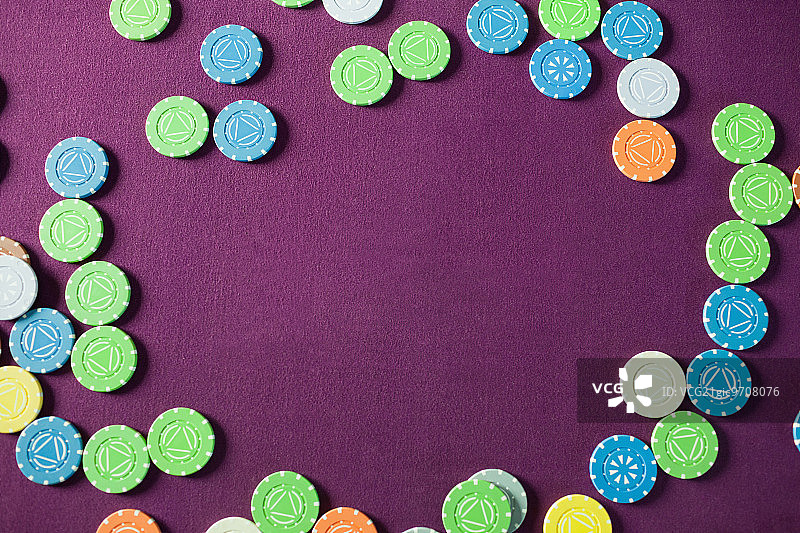 赌场桌上的扑克筹码图片素材