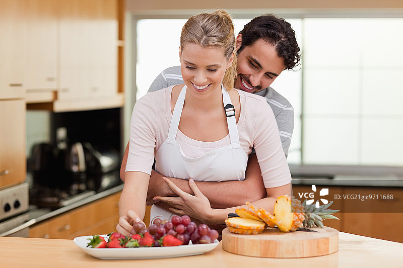 情侣在厨房吃水果图片素材