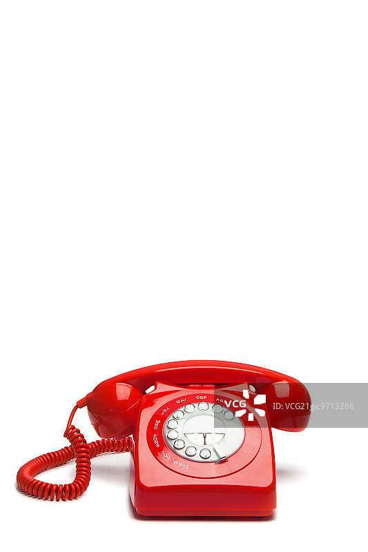 白色背景上的红色古董电话图片素材