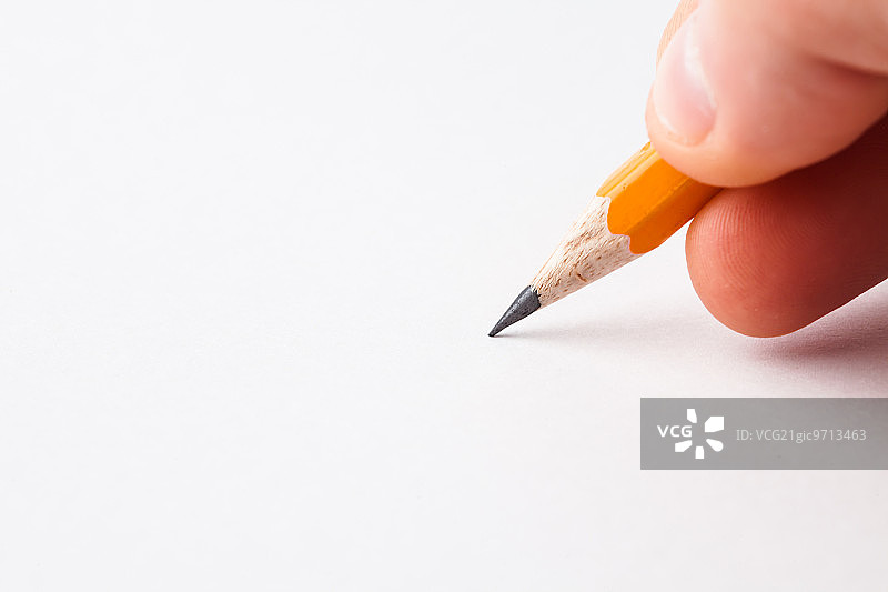 男人用铅笔写字特写图片素材