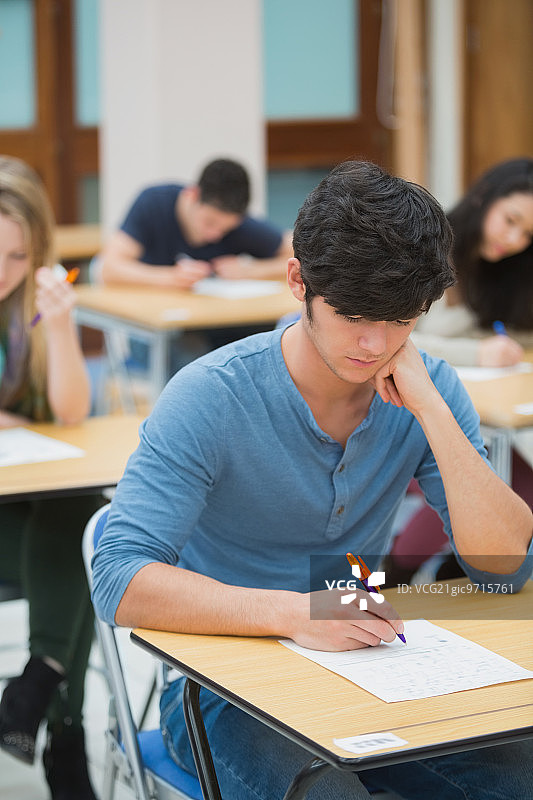 大学生在考场参加考试图片素材