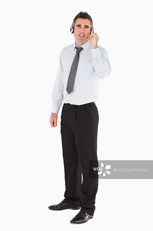 戴着耳机的女秘书在白色背景前摆姿势图片素材