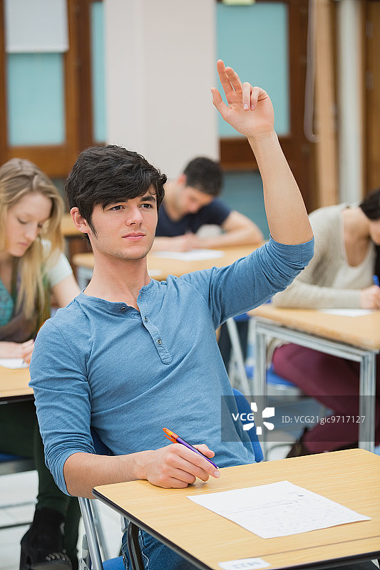 学生在考场举手提问图片素材