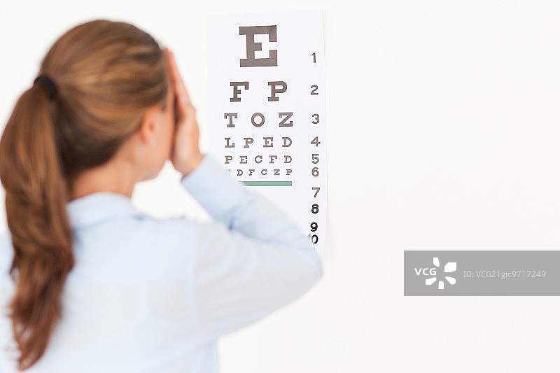 在诊所做眼科检查的漂亮黑发女子图片素材