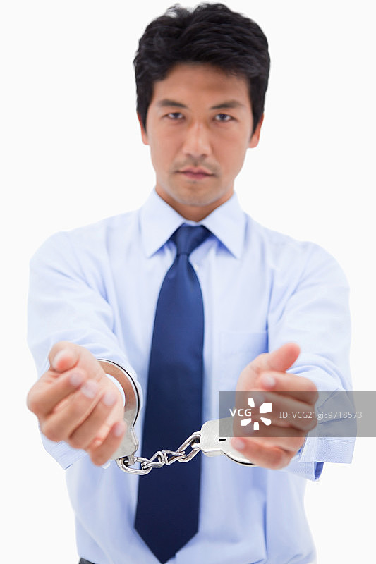 戴着手铐的商人，白色背景图片素材