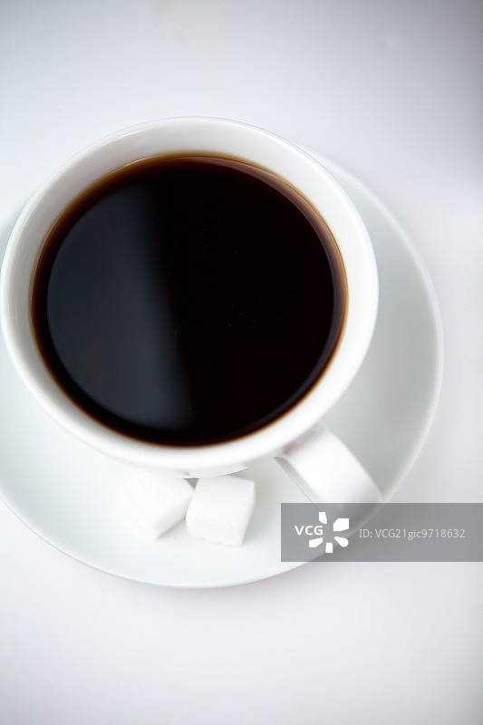 白色背景下的黑咖啡图片素材