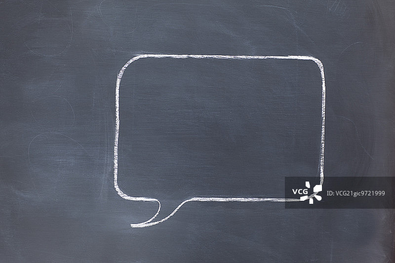 黑板上的空旷广场和语音气泡图片素材