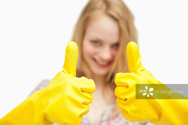 女人戴着清洁手套对着白色背景竖起大拇指图片素材