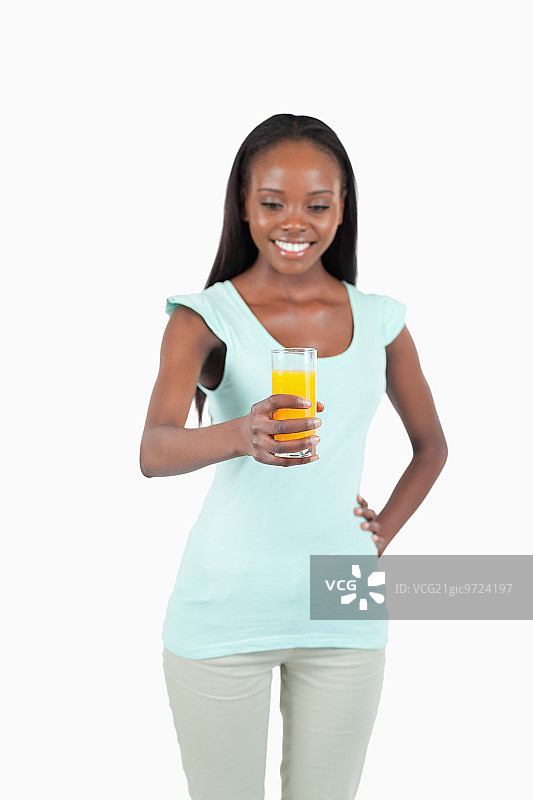 白色背景下年轻女人手持橙汁图片素材