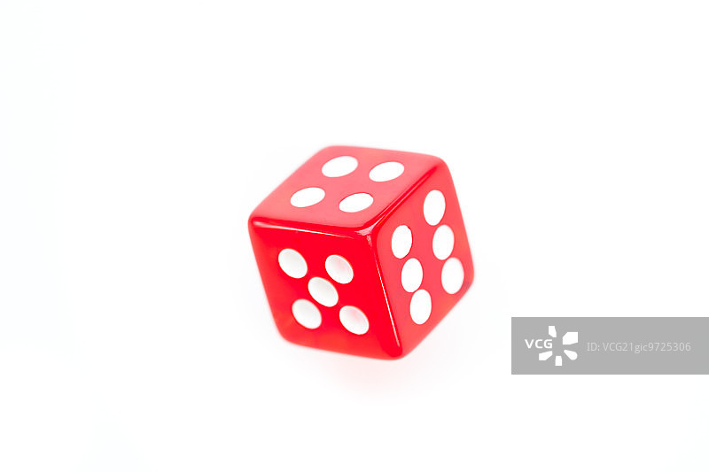 白色背景上的红色动态骰子图片素材