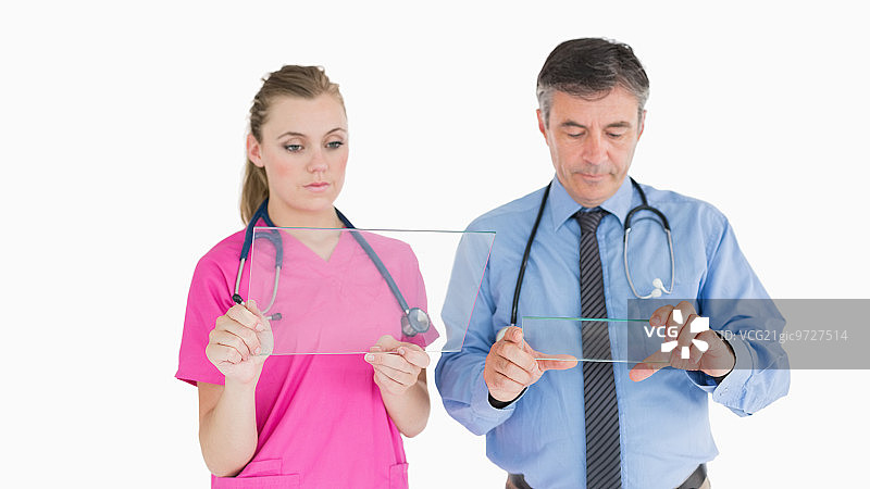 医生观察并手持玻璃载玻片图片素材