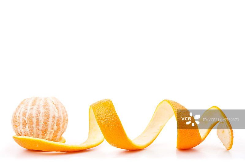 白色背景上的橙子和橙皮图片素材