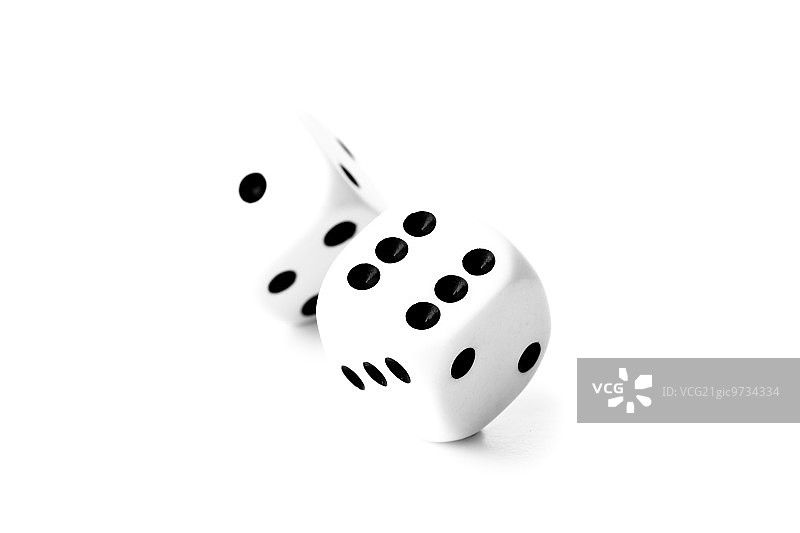 白色背景上的黑白动态骰子图片素材