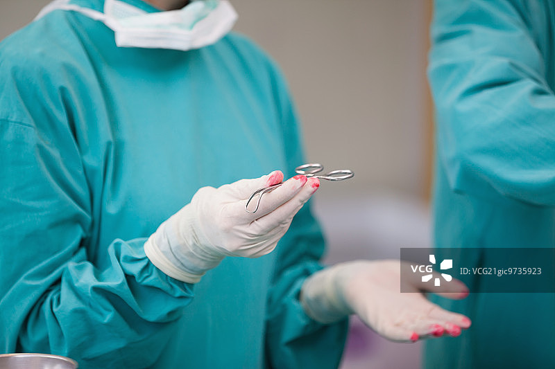护士在手术室拿着手术剪刀图片素材