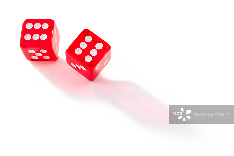 白色背景上运动中的两个骰子图片素材