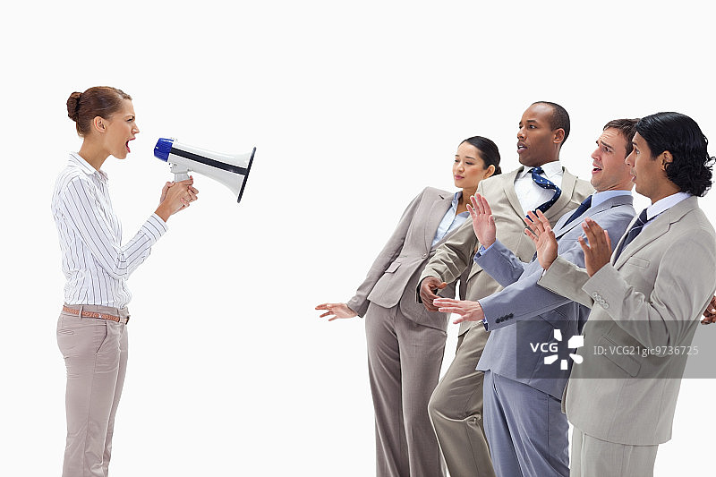 女人用扩音器对商务人士喊叫图片素材