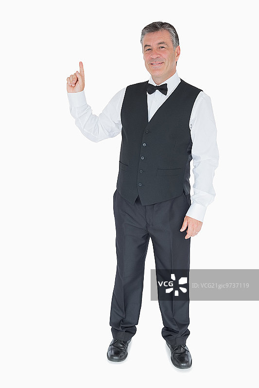 穿着西装的微笑男人向我们展示他上面的东西图片素材